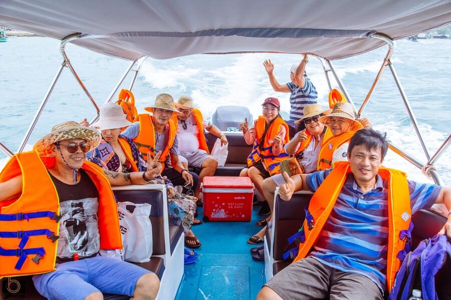 2-3 hours of Private Snorkeling Trip in South of Phu Quoc - What the crew and guide arrangement means