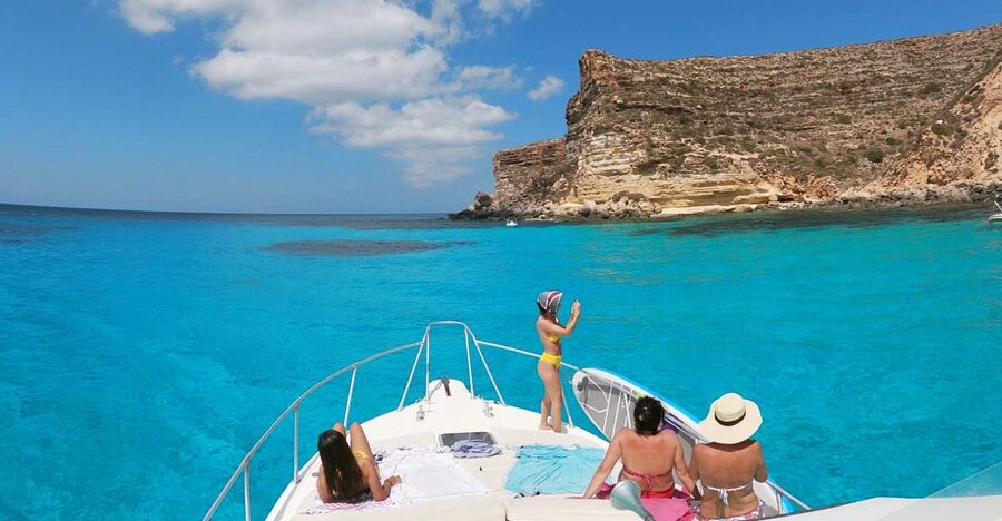 5 hours Lampedusa: Boat Tour with panino SUP e snorkeling - The meeting point and the five-hour rhythm