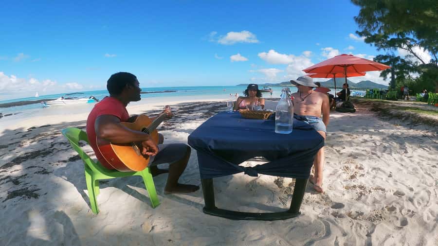 5 Islands Speedboat w/Snorkeling Sea Turtle + Lunch & Drinks - Île aux Cerfs and the first island stop