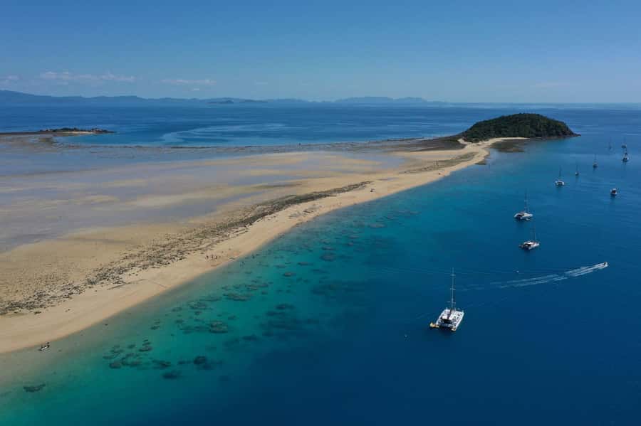 Airlie Beach: Whitsunday Islands Sailing, SUP & Snorkel Tour - The outward sail through the Whitsundays