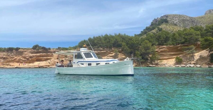 Alcudia: Traditional Wooden Boat Trip with Snorkeling - A small boat with a very Mallorcan character