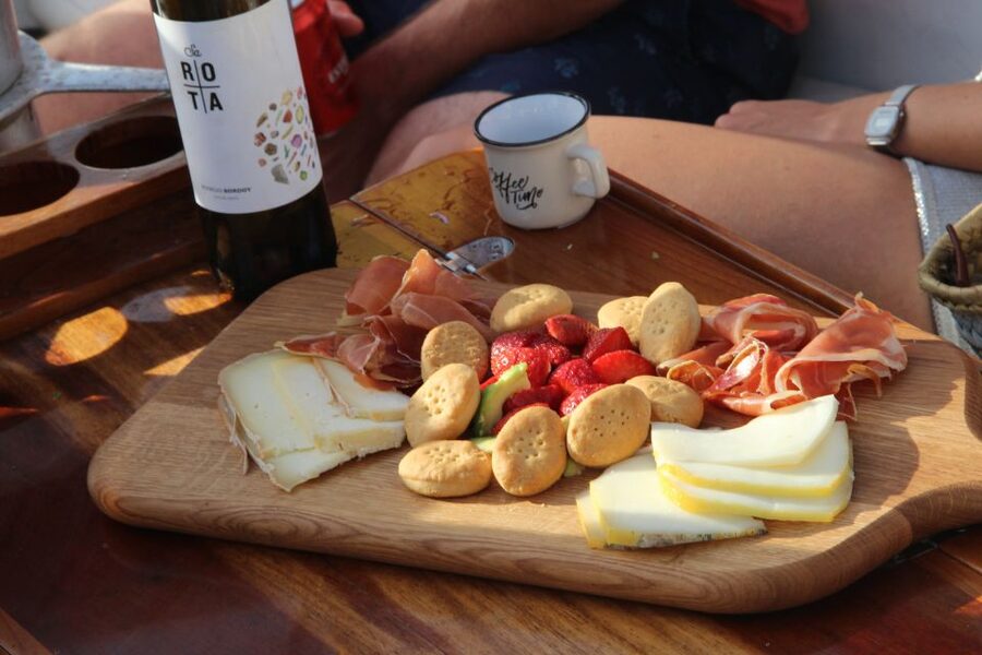 Alcudia: Traditional Wooden Boat Trip with Snorkeling - A local snack with a view