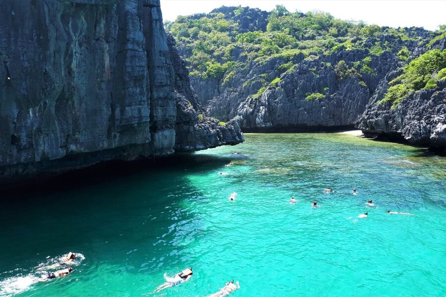 Ang Thong: Marine Park Full-Day Kayaking & Snorkeling Tour - Koh Mae Ko and the green water of Emerald Lake