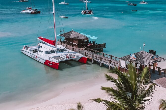 Antilla Shipwreck and Catalina Bay Snorkel Sail - The crew sets the tone