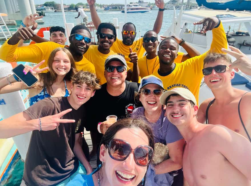 Bahamas: Swimming Pigs & Snorkeling Cruise with Lunch & Rum - Lunch while the catamaran keeps moving