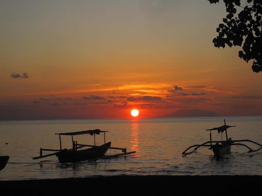 Bali: Lovina Sunset Tour with Snorkeling Experience - Sunset, tea, and the Java horizon