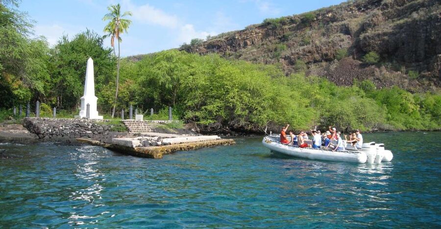 Big Island: Captain Cook Sightseeing & Snorkel Expedition - Captain Cook Monument from the bay