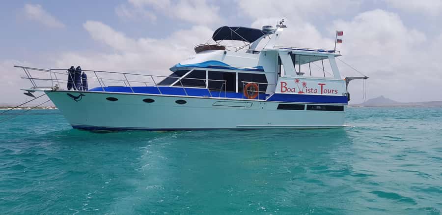 Boa Vista: Motoryacht Trip with Fishing, Snorkel, Beach BBQ - Fishing for 60 to 90 minutes