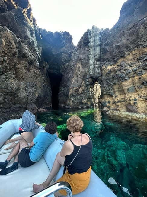 Boat Tour: Island hopping by dinghy with cave visits and snorkeling - What happens during the 2.5-hour route