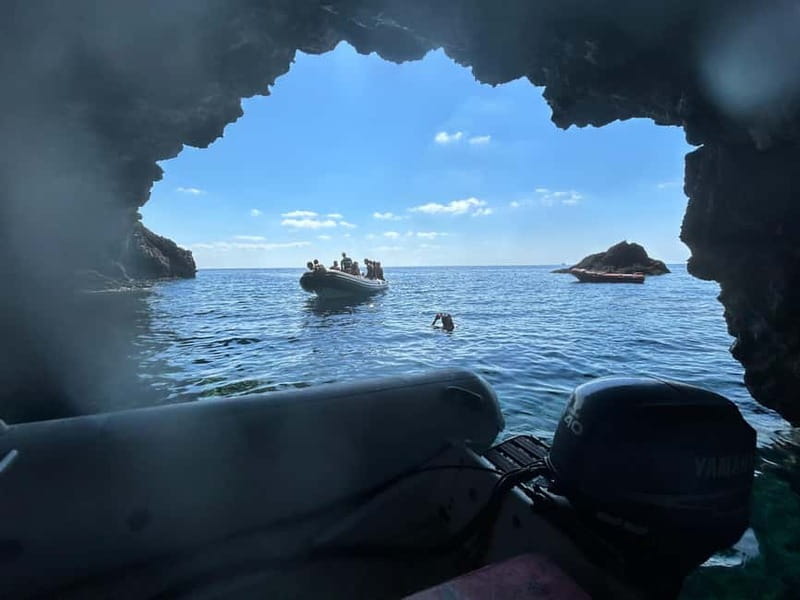 Boat Tour: Island hopping by dinghy with cave visits and snorkeling - Sunrise, midday, or sunset?