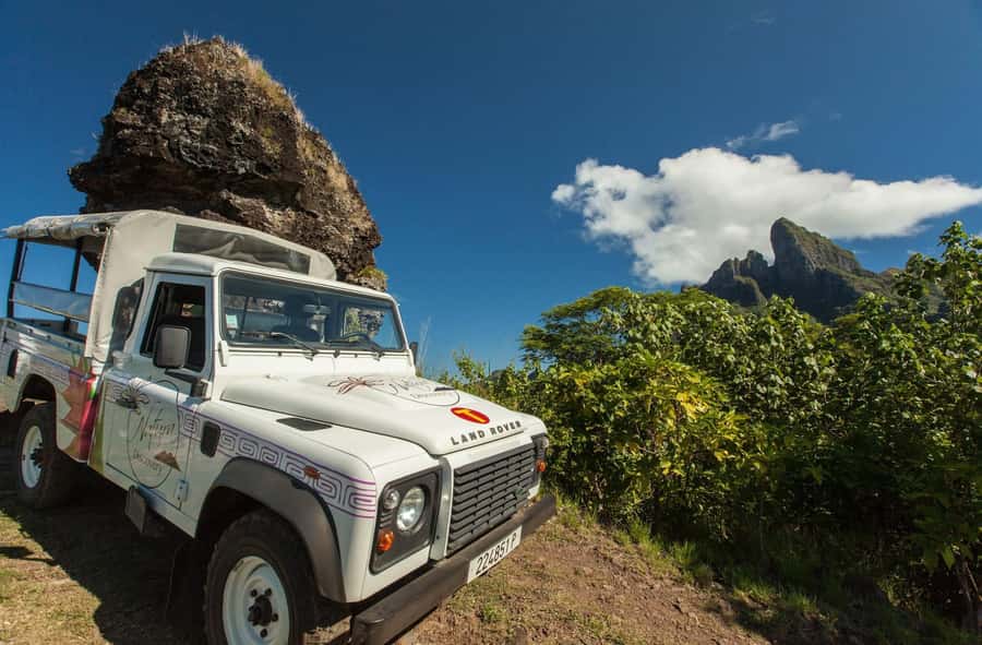 Bora Bora by Land and Sea: 4WD Safari and Snorkel - Local craft, coconut oil, and tropical fruit
