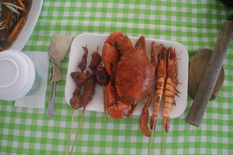 Boracay: Island and Beach-Hopping Boat Tour with Snorkeling - The buffet lunch is a real part of the value