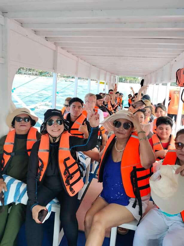 Boracay: Island Hopping with Snorkeling and Crystal Cove - Meeting at Astoria Station 1