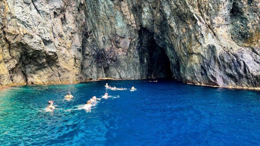 Bosa: Snorkeling Tour of the Coastline Coves - Watching griffon vultures above the cliffs