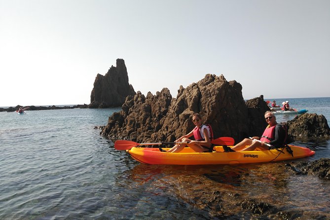Cabo de Gata: Tour en kayak y snorkel full face + fotos incluidas - Paddling beside Cabo de Gata’s volcanic cliffs