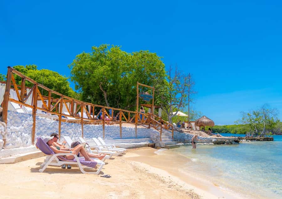 Cartagena: Rosario Islands Day Tour with Snorkel & Lunch - The day at a glance