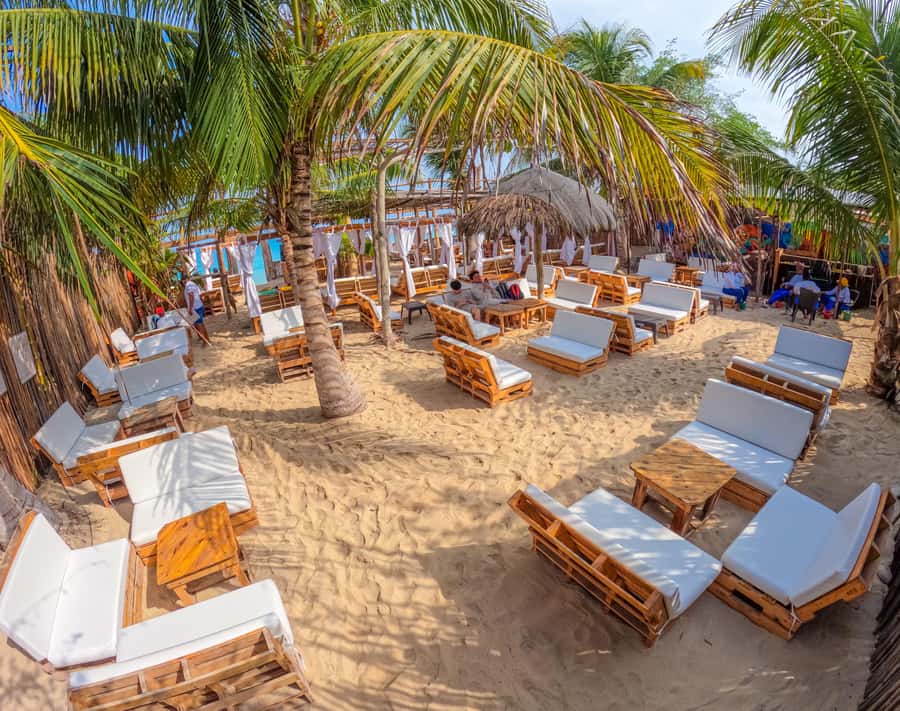 Cartagena: Rosario Islands Day Tour with Snorkel & Lunch - The guides are a real part of the value