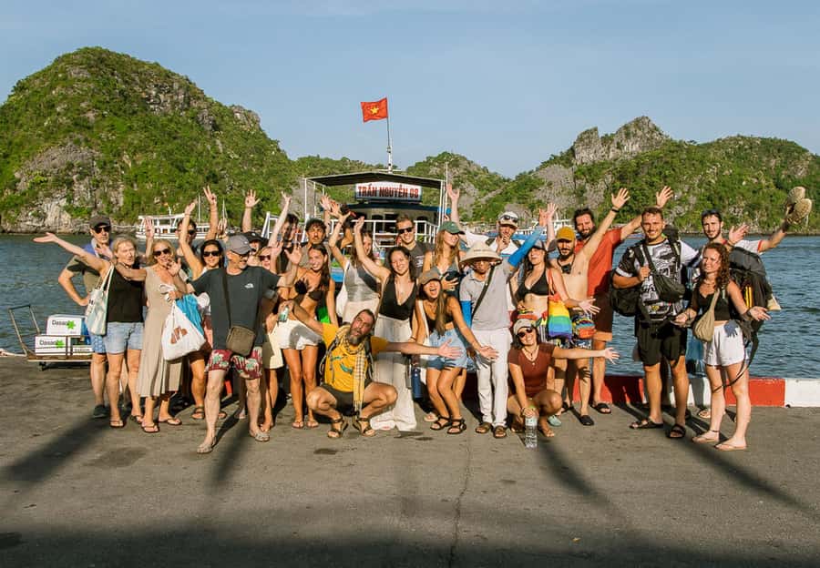 Cat Ba: Lan Ha & Ha Long Bay Kayak & Snorkel Boat Tour - Cai Beo Floating Village and the first views of Lan Ha Bay