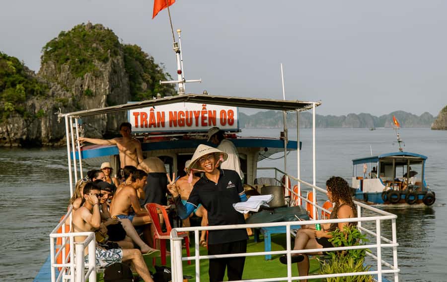 Cat Ba: Lan Ha & Ha Long Bay Kayak & Snorkel Boat Tour - Lunch on board with seafood and vegetarian choices