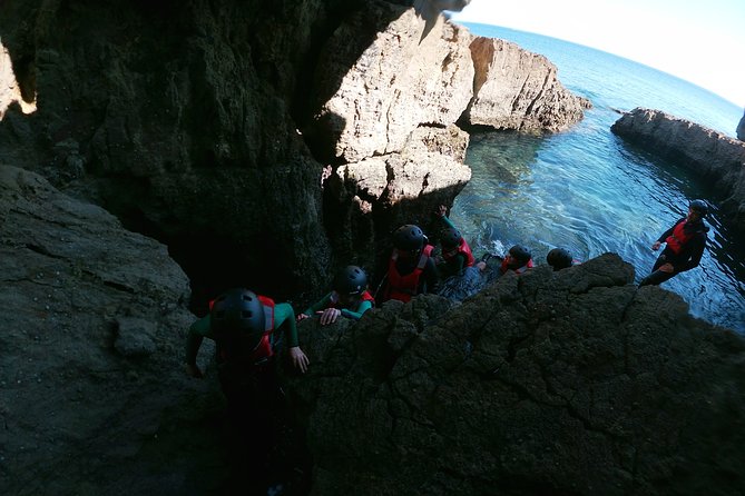 Coasteering adventure with snorkeling: kids version - Who should book this family coasteering trip?