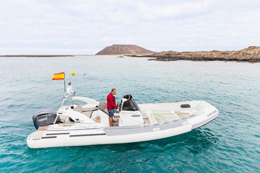 Corralejo: Lobos Island Catamaran Tour with Drinks & Snorkel - La Concha Beach and the first water session