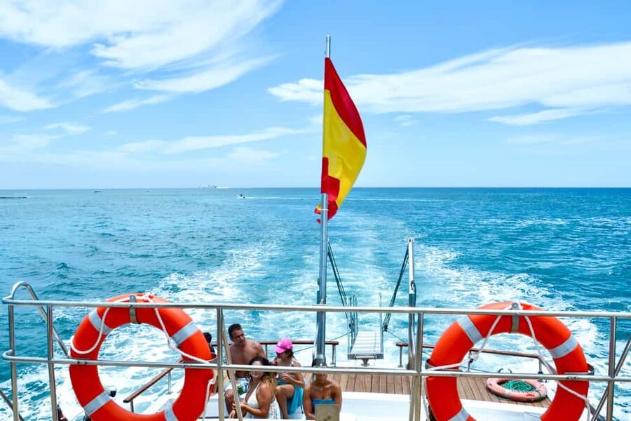 Corralejo: Snorkeling on Lobos Island & Return Ferry Ticket - What the crew adds to the experience