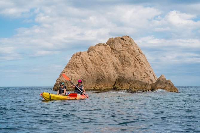 Costa Brava Kayak & Snorkel Tour + Picnic from Barcelona - What lunch and the beach setup are really like