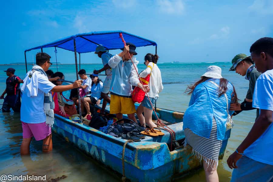 DAR ES SALAAM:BONGOYO ISLAND SNORKELING TOUR & BEACH ESCAPE - Snorkeling over coral and tropical fish