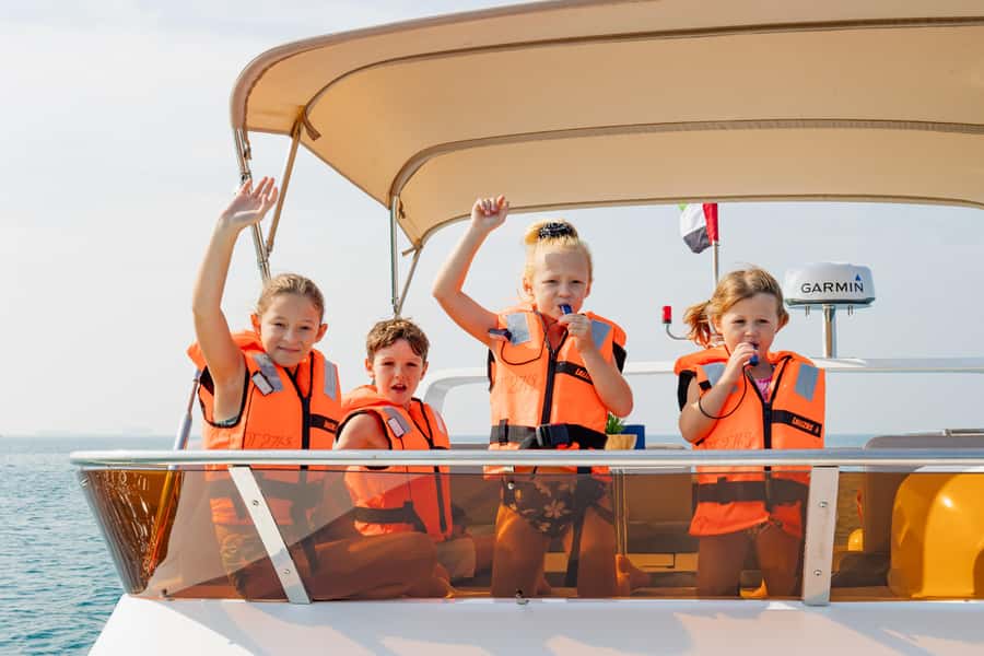 Dubai: Yacht Cruise with Swimming, Snorkeling and BBQ Lunch - BBQ lunch, fruit, muffins, and drinks