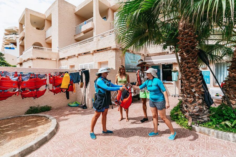 Es Figueral: Guided Kayaking and Snorkeling Tour - Racó de s’Aubadar and the first quiet stop
