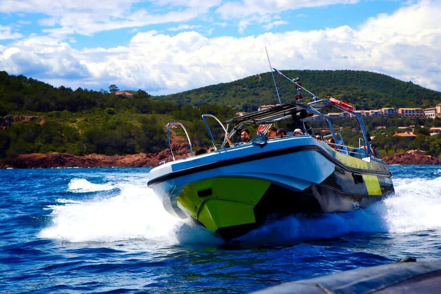 Fréjus: Sea and Creeks Boat Tour with Snorkeling and Drinks - Drinks, music, and the fast ride back