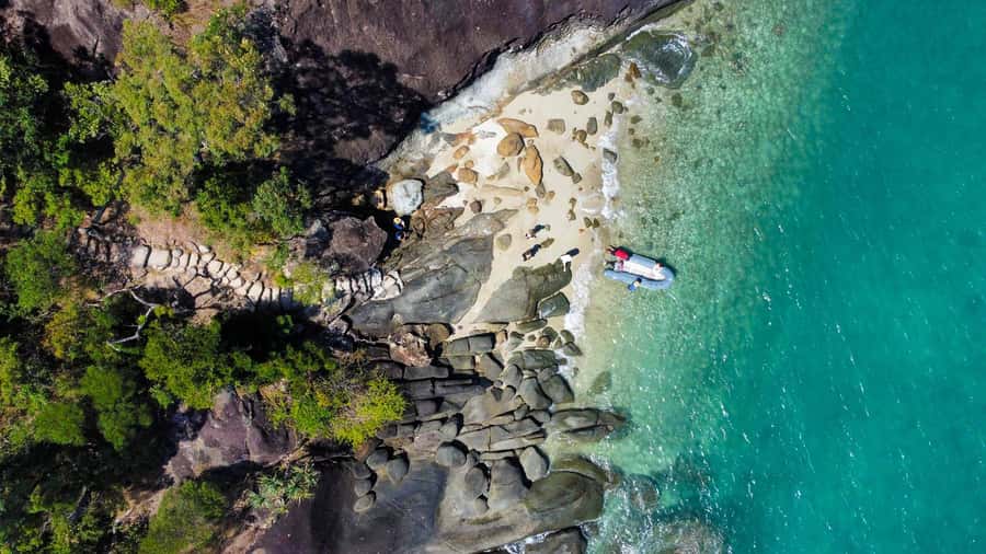 From Airlie Beach: Hook Island Cultural Tour, Sail & Snorkel - Morning pickup and the first sail from Airlie Beach