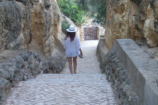 From Faro: Benagil Hiking Cliffs and the 4 Treasure Experience - What the guide adds to the day