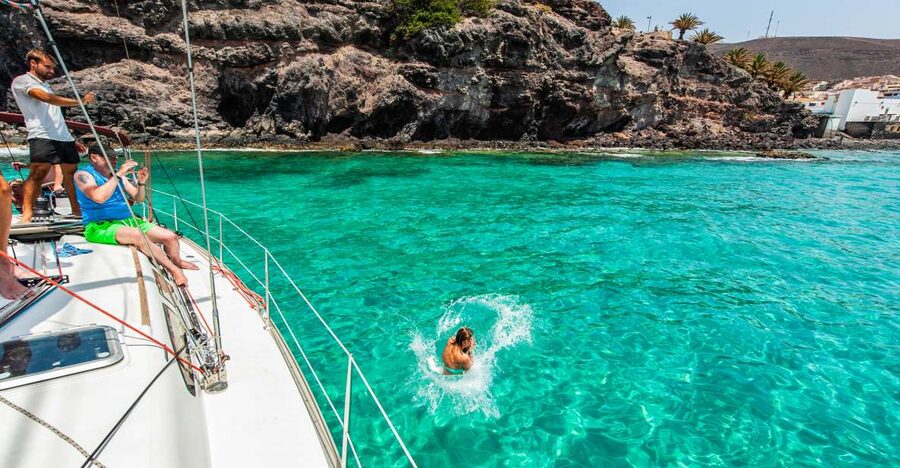 Fuerteventura: Sailing with Snorkeling and Dolphin Watching - Leaving Morro Jable and Meeting the Crew
