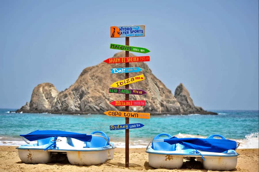 Fujairah: Snorkeling and Watersports at Snoopy Island - Arriving at Sandy Beach