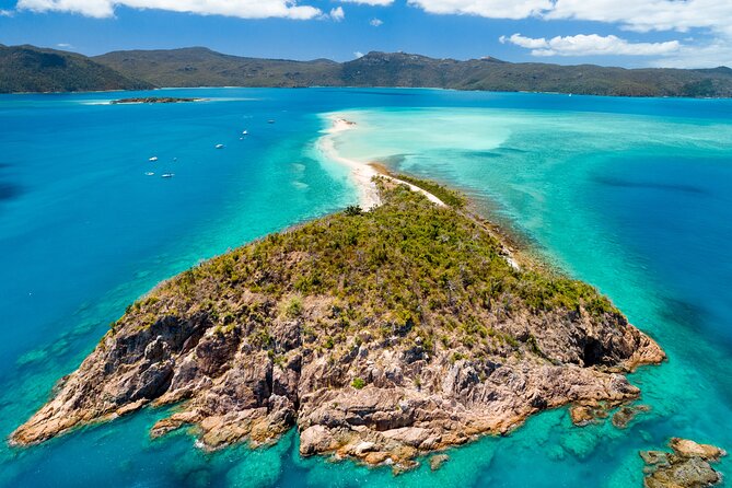 Full-Day Whitsunday Sail and Snorkel Adventure with Lunch - The crew sets the tone