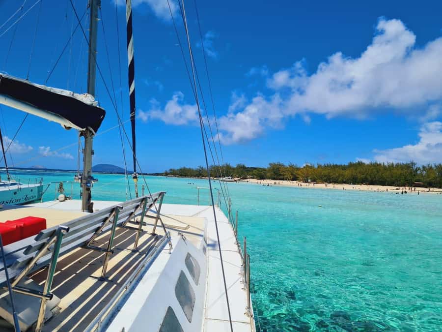 GBaie: 3 North Islands Cruise, Lunch & CoindeMire Snorkeling - Ile Plate: beach time and clear lagoon water