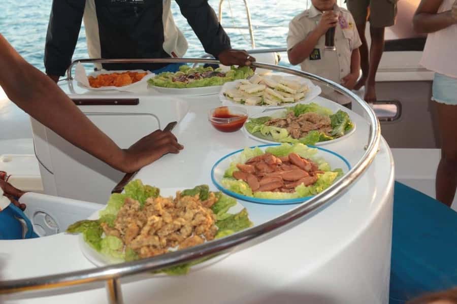GBaie: 3 North Islands Cruise, Lunch & CoindeMire Snorkeling - Music, crew style, and the atmosphere onboard