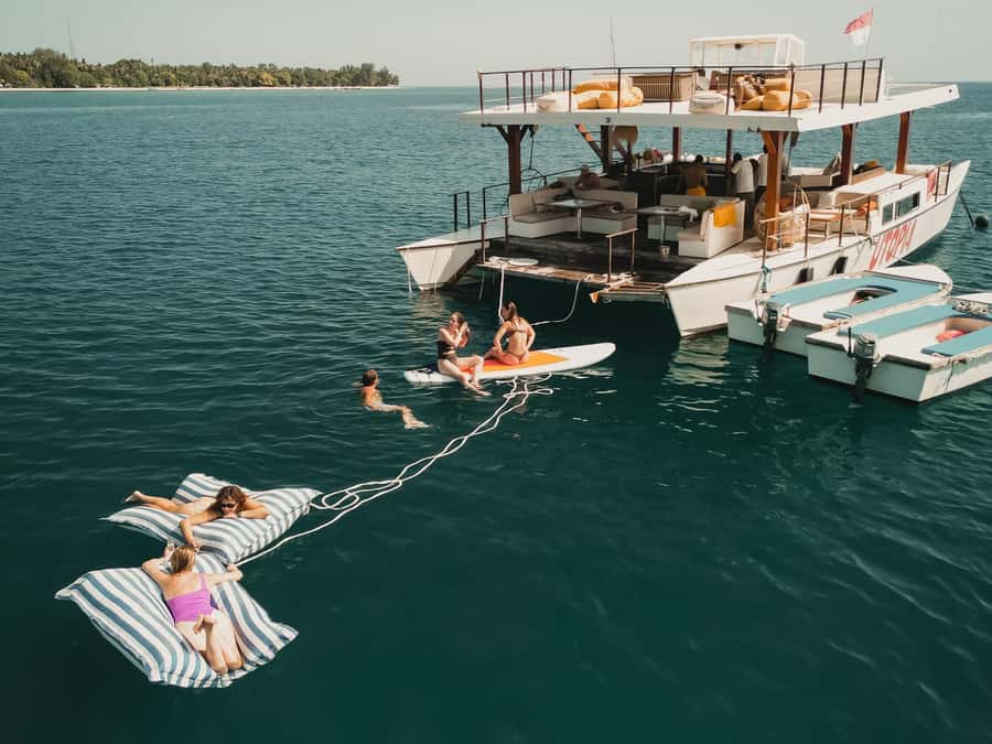 Gili Islands: 4-in-1 Catamaran Snorkeling Experience - Snorkeling for turtles and reef life