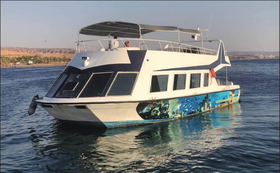 Glass Boat & Snorkeling with day use of Berenice Beach Club - Making the most of Berenice Beach Club