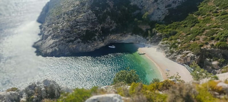 Grama Bay & Blue Cave: Snorkeling & Secret Beaches in Vlore - The guides and the feel on board