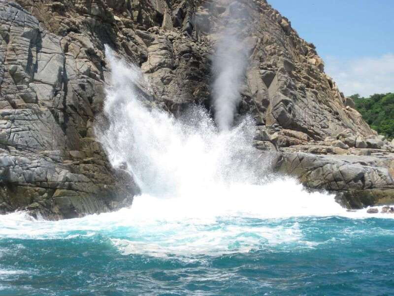 Huatulco: Bays Boat Tour with Snorkeling and Hotel Pickup - Chachacual Bay and the protected reef stop