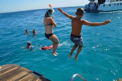 Hurghada: Dolphin Watching Boat Tour with Snorkeling & Lunch