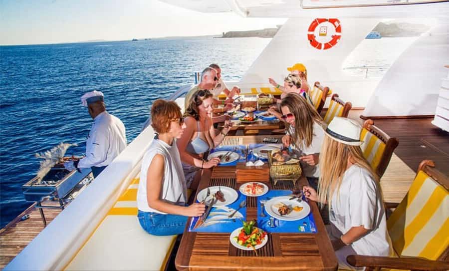 Hurghada: Elite vip snorkeling cruise with BBQ buffet lunch - Dolphin spotting, then another guided snorkel