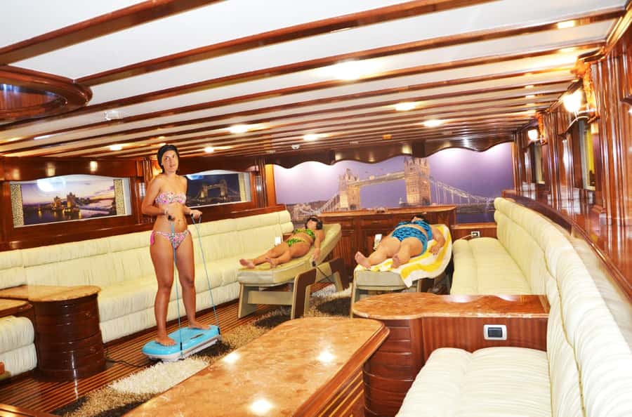 Hurghada: Elite vip snorkeling cruise with BBQ buffet lunch - The adult-only question