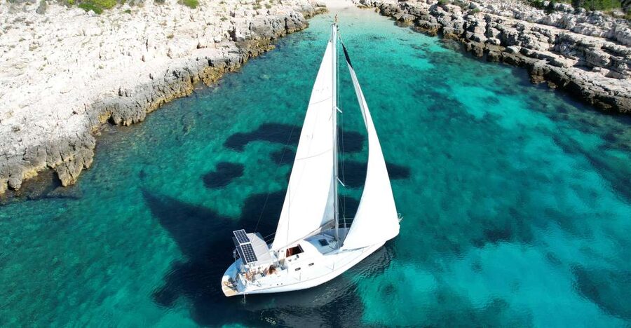 Hvar: Private Sailing Boat Trip with Swimming and Snorkeling - Sailing between Perna, Palmizana, Jerolim, and Tarsce