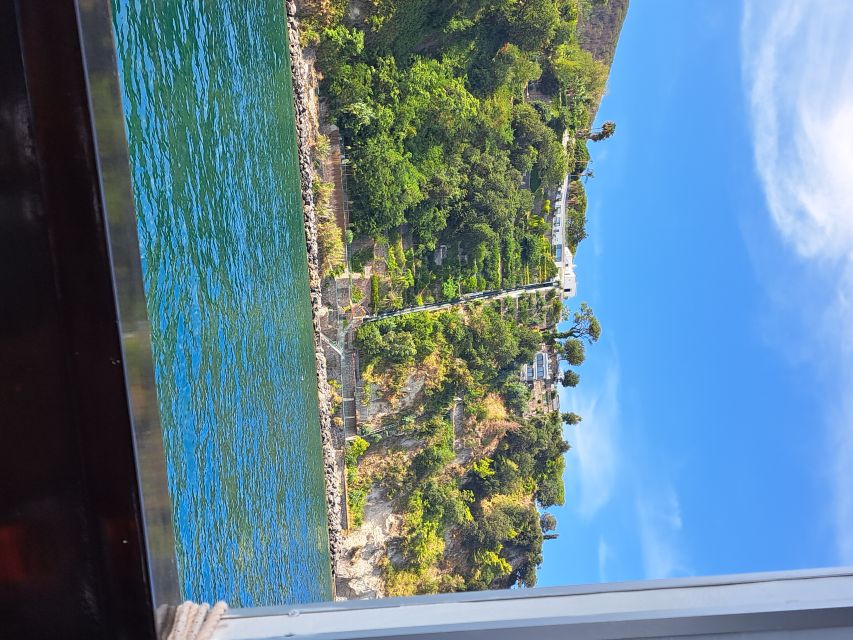 Ischia: Island Boat Tour with Neapolitan Lunch & Snorkeling - The family atmosphere and the food