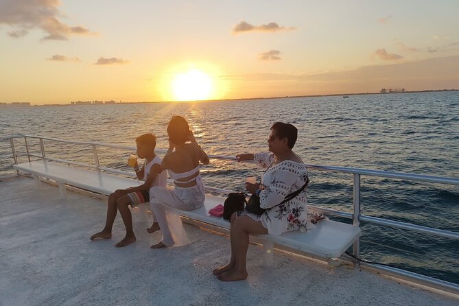 Isla Mujeres Tour with Open Bar Food and Snorkeling - Meeting in Cancun or Playa del Carmen