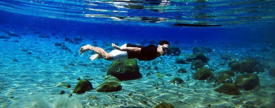 Kailua Kona: Dolphin, Sea Cave and Captain Cook Snorkel Tour - A fast boat ride to Captain Cook Monument