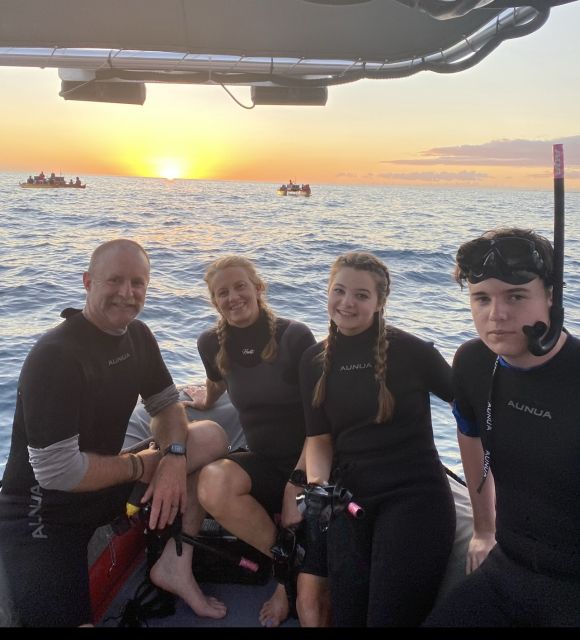 Kailua Kona: Manta Ray Night Snorkel Tour with Guide - A small boat with a family feel